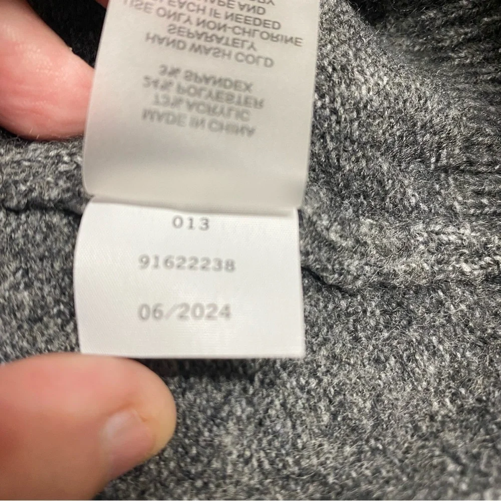 Vince Camuto Heather Gray V-Neck Long Sleeve Women's Size Medium Sweater NWT! - Picture 16 of 16